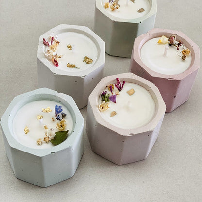 Bougie en béton – Cire de soja & fleurs séchées