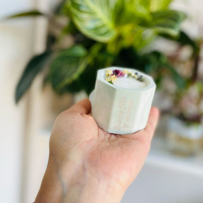 Bougie en béton – Cire de soja & fleurs séchées
