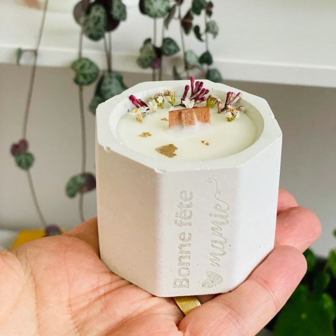 Bougie en béton – Mèche crépitante & fleurs séchées