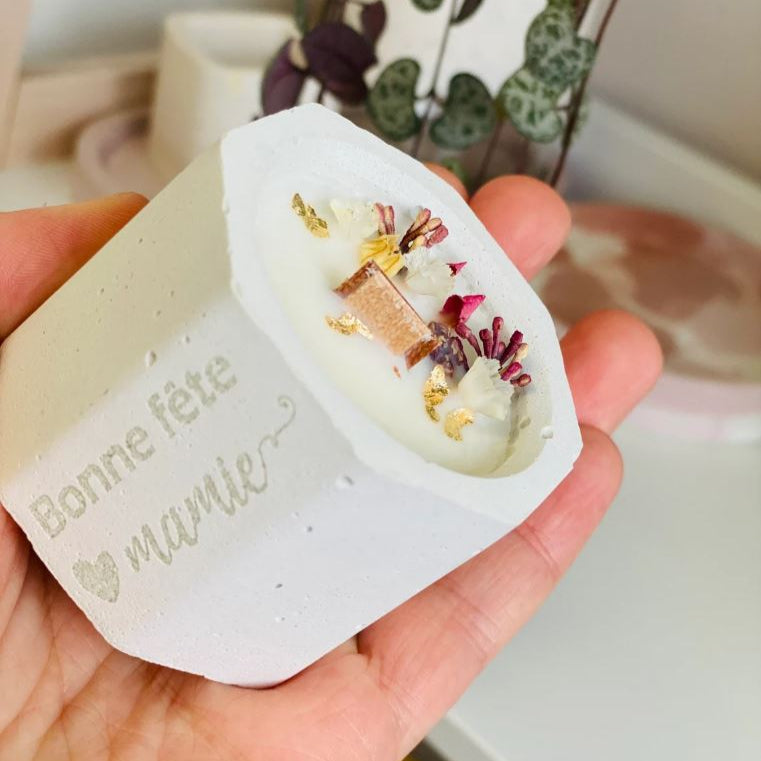 Bougie en béton – Mèche crépitante & fleurs séchées