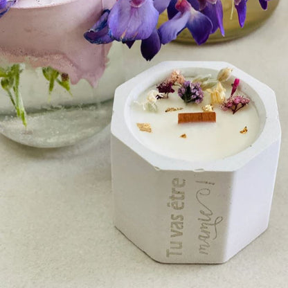 Bougie en béton – Mèche crépitante & fleurs séchées