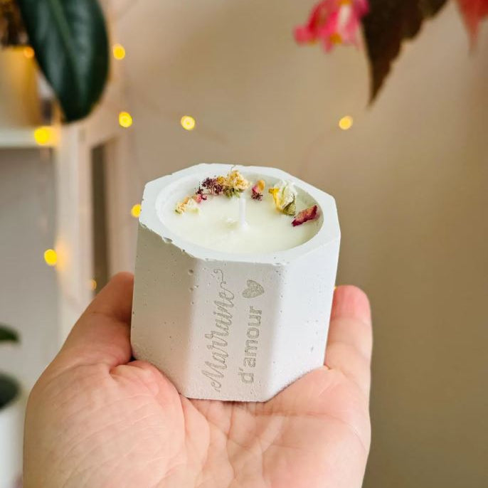 Bougie en béton – Mèche crépitante & fleurs séchées