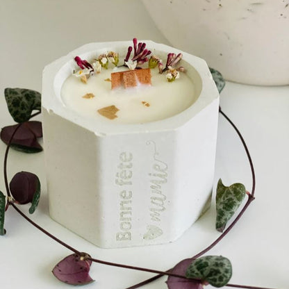 Bougie en béton – Mèche crépitante & fleurs séchées
