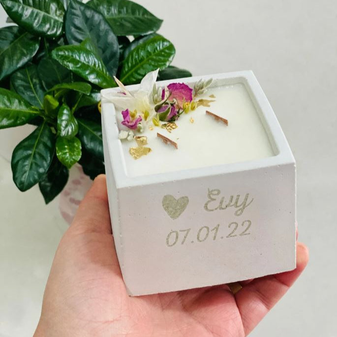 Bougie personnalisable en béton – Mèche crépitante & fleurs séchées