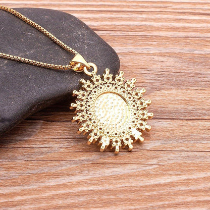 Collier arc en ciel vierge Marie plaqué or