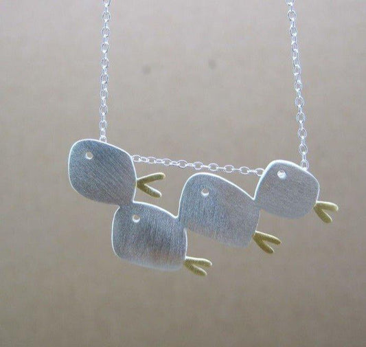 Collier avec pendentif banc de poisson minimaliste en plaqué argent - MonPendentif