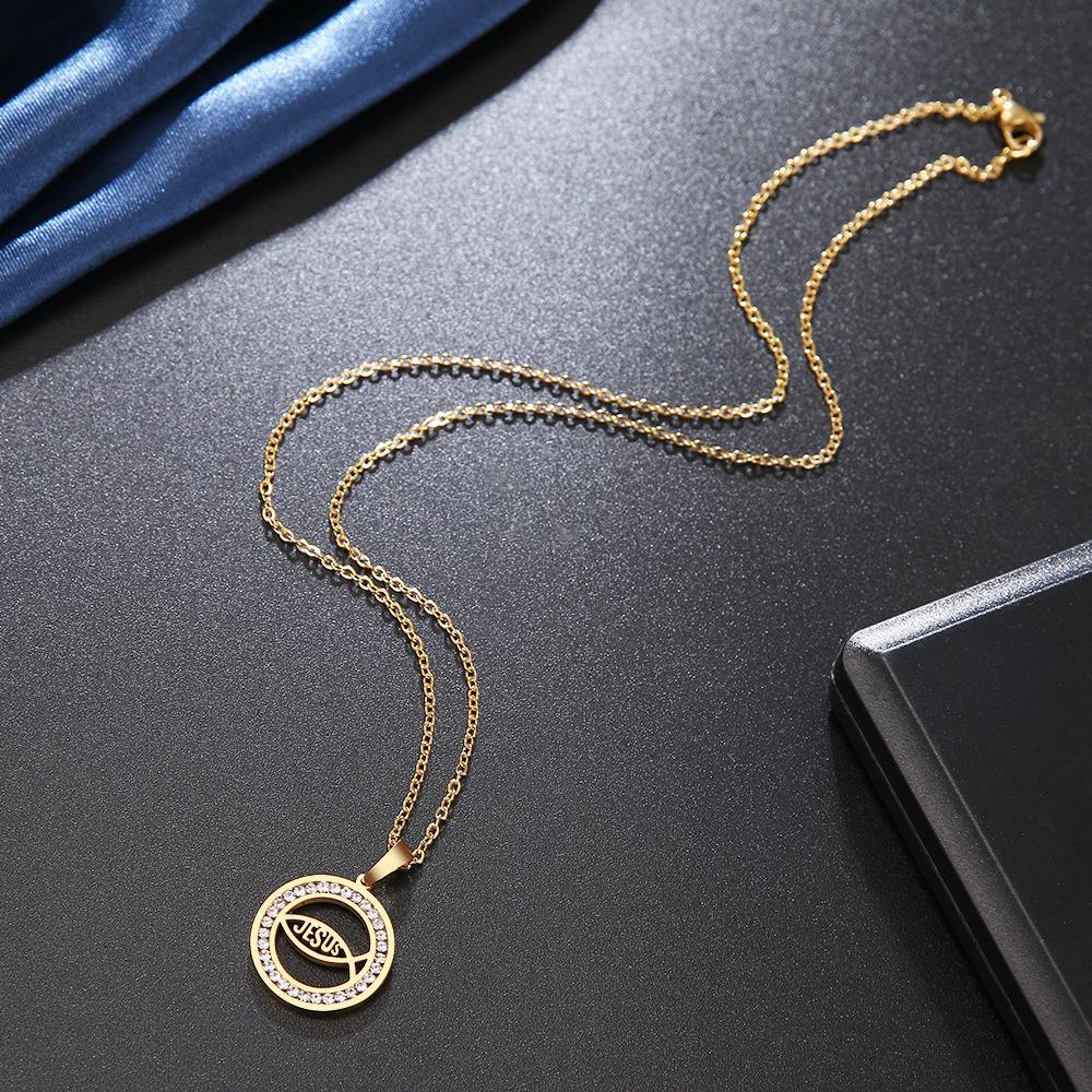 Collier avec pendentif cercle en strass, forme de poisson et écriture "jesus" en plaqué or / argent