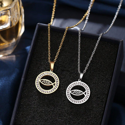 Collier avec pendentif cercle en strass, forme de poisson et écriture "jesus" en plaqué or / argent