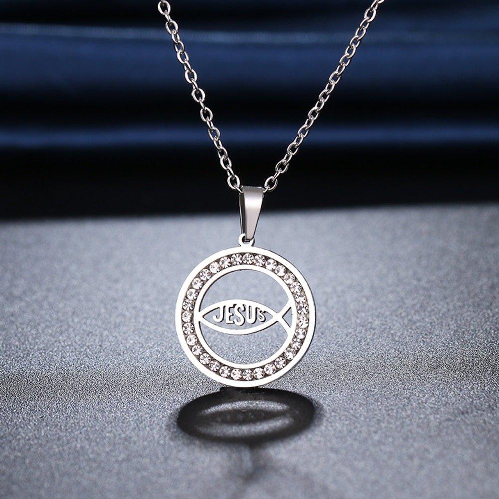 Collier avec pendentif cercle en strass, forme de poisson et écriture "jesus" en plaqué or / argent - MonPendentif