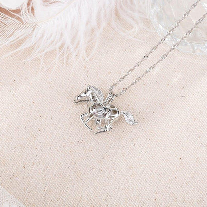 Collier avec pendentif cheval galopant en pierre bleue lumineuse