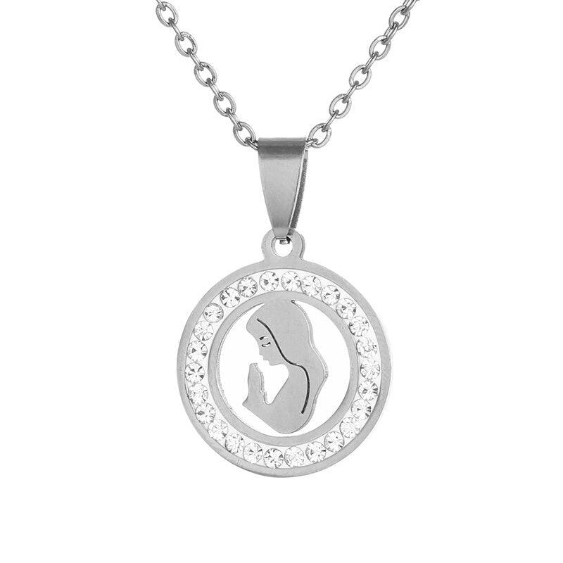 Collier avec pendentif circulaire et strass ajouré avec la Vierge Marie priant en plaqué or - MonPendentif