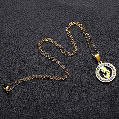 Collier avec pendentif circulaire et strass ajouré avec la Vierge Marie priant en plaqué or