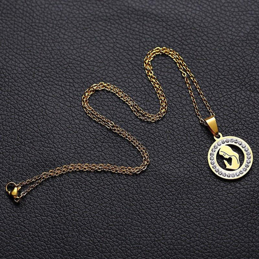 Collier avec pendentif circulaire et strass ajouré avec la Vierge Marie priant en plaqué or