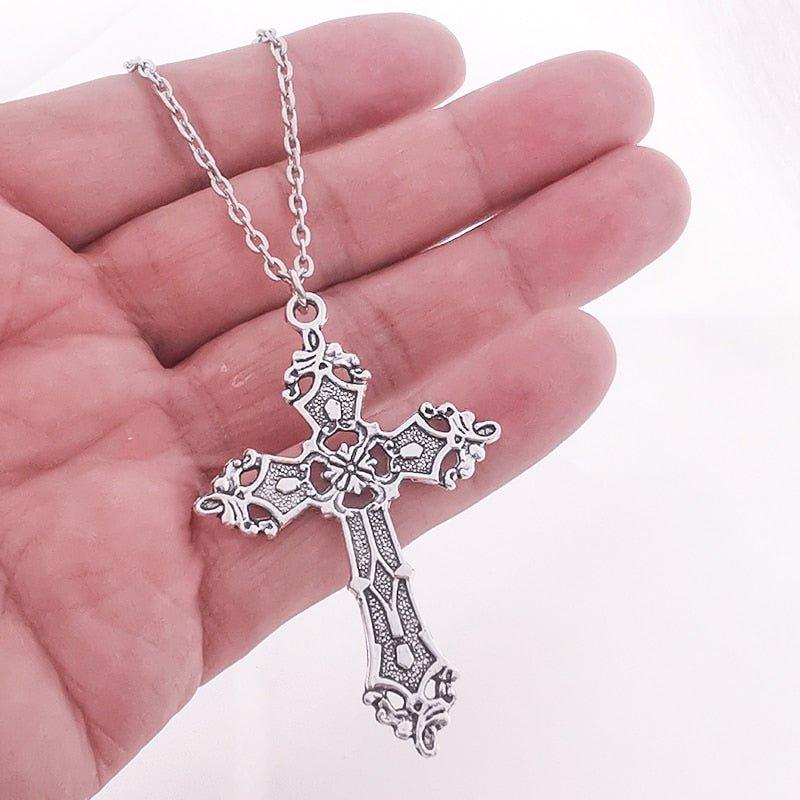 Collier avec pendentif croix gothique