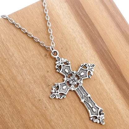 Collier avec pendentif croix gothique