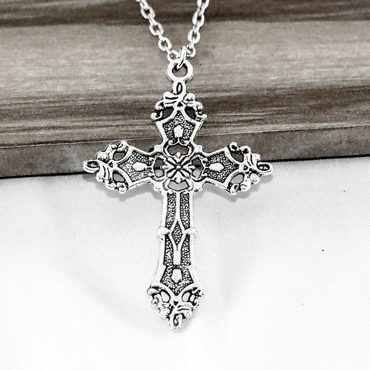 Collier avec pendentif croix gothique