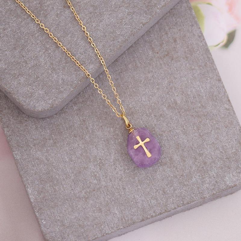 Collier avec pendentif croix sur pierre de cristal