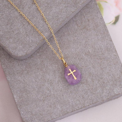 Collier avec pendentif croix sur pierre de cristal
