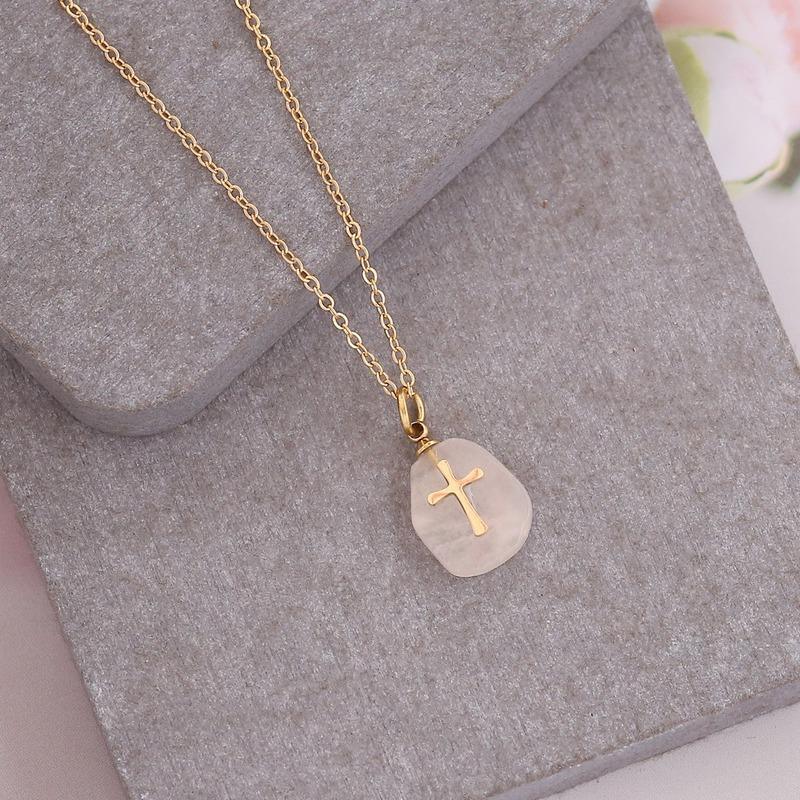 Collier avec pendentif croix sur pierre de cristal
