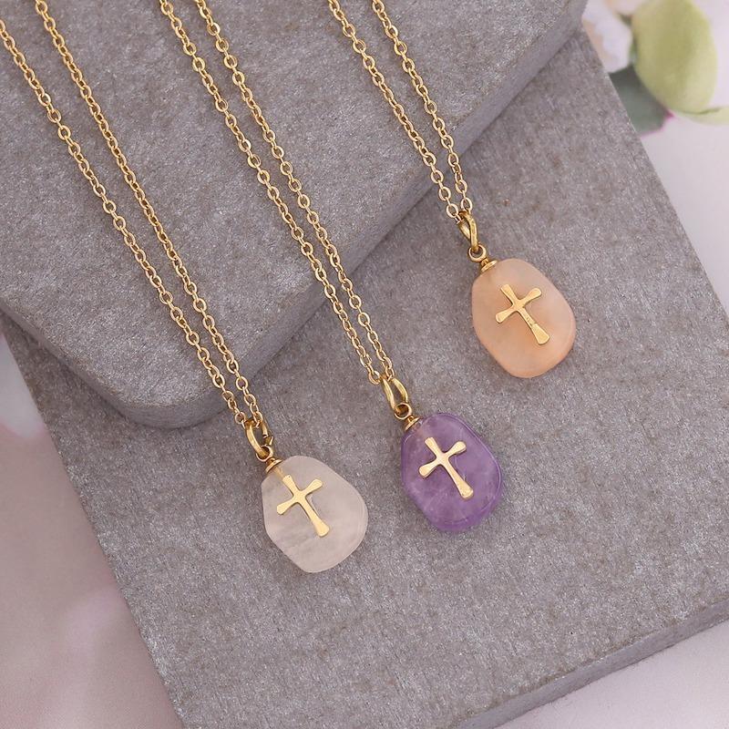 Collier avec pendentif croix sur pierre de cristal