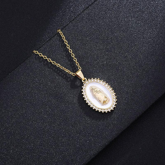 Collier avec pendentif de la Vierge Marie sur un médaillon ovale en émail en plaqué or - MonPendentif