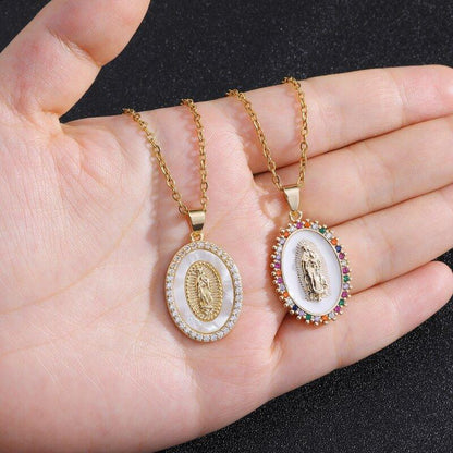 Collier avec pendentif de la Vierge Marie sur un médaillon ovale en émail en plaqué or