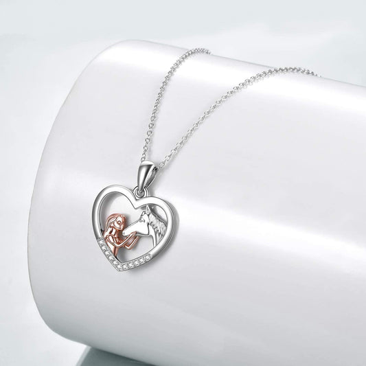 Collier avec pendentif en forme de coeur avec strass et petite fille avec un cheval