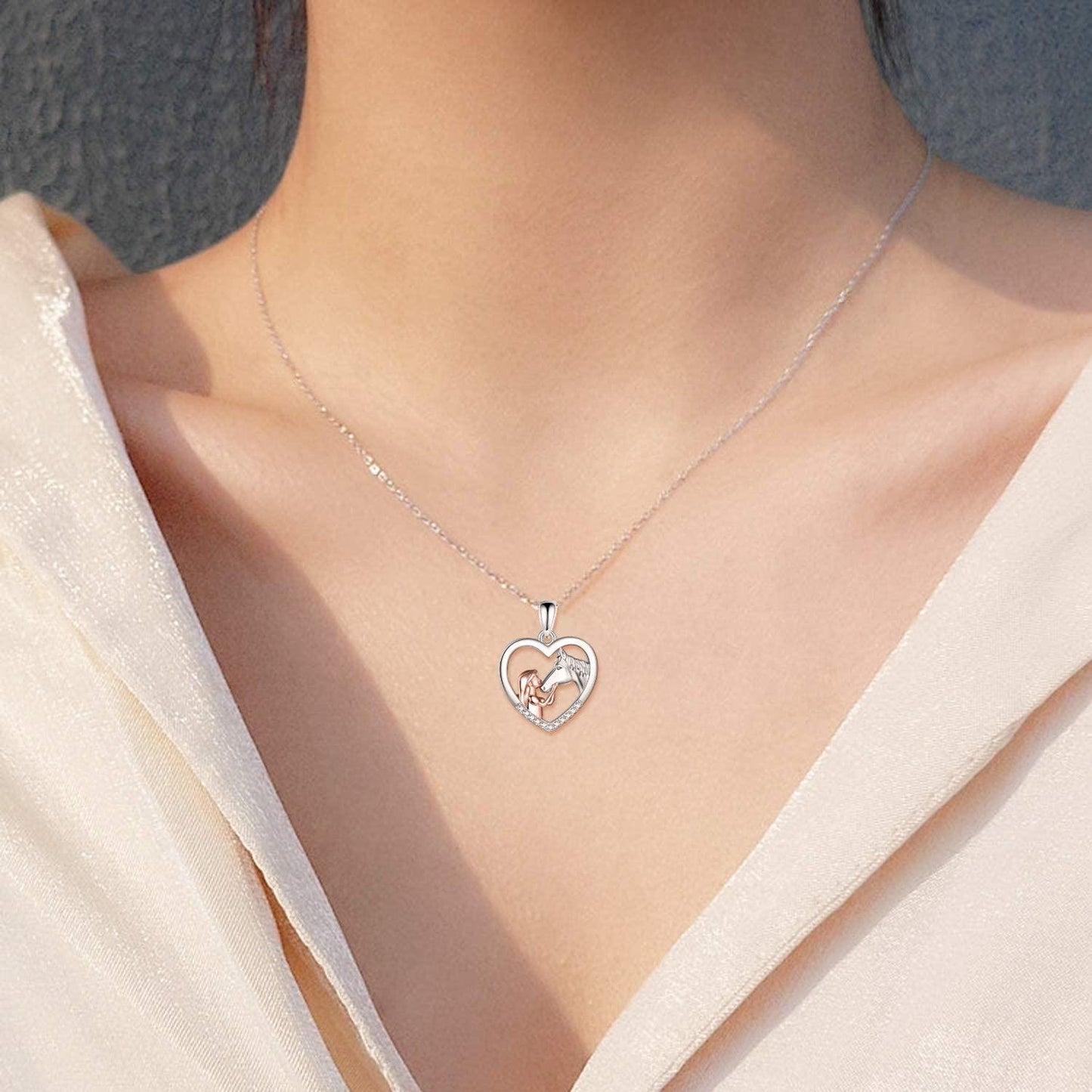 Collier avec pendentif en forme de coeur avec strass et petite fille avec un cheval