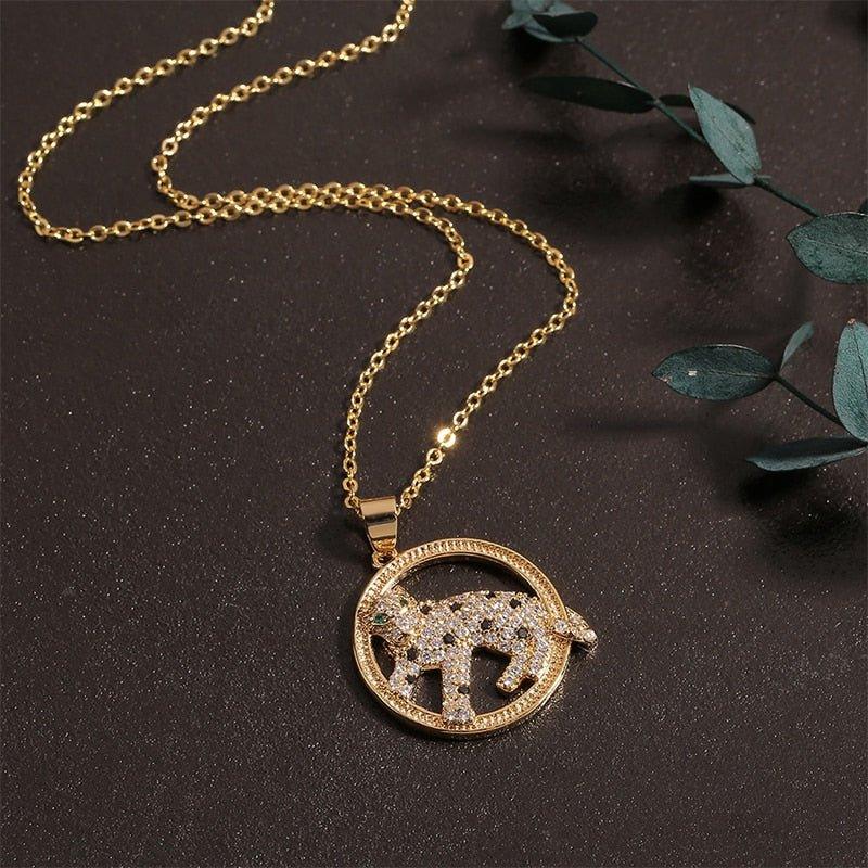 Collier avec pendentif panthère en cristaux dans un anneau plaqué or