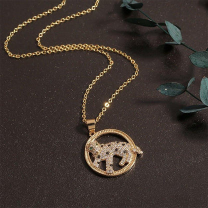 Collier avec pendentif panthère en cristaux dans un anneau plaqué or