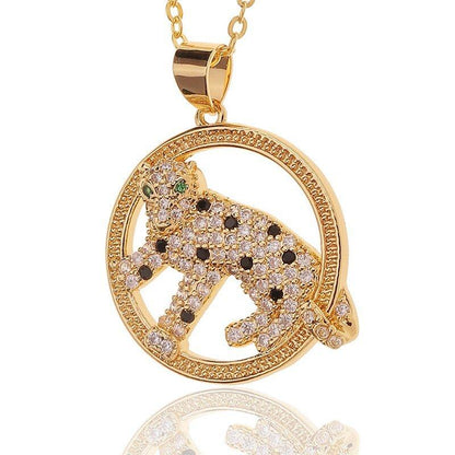 Collier avec pendentif panthère en cristaux dans un anneau plaqué or