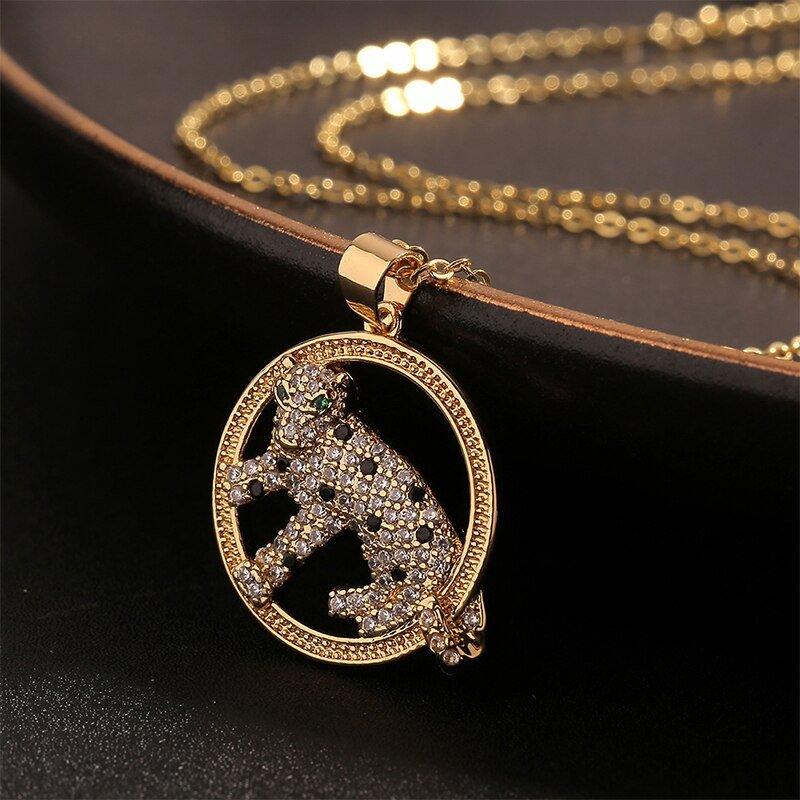 Collier avec pendentif panthère en cristaux dans un anneau plaqué or