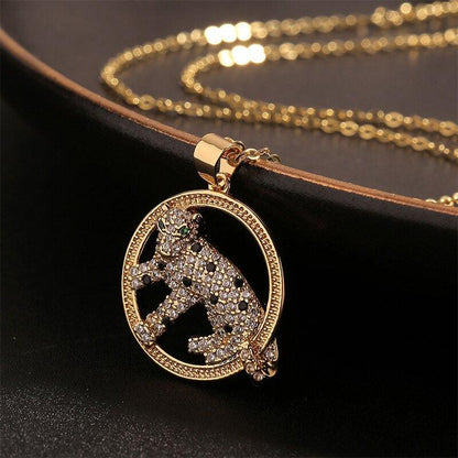 Collier avec pendentif panthère en cristaux dans un anneau plaqué or