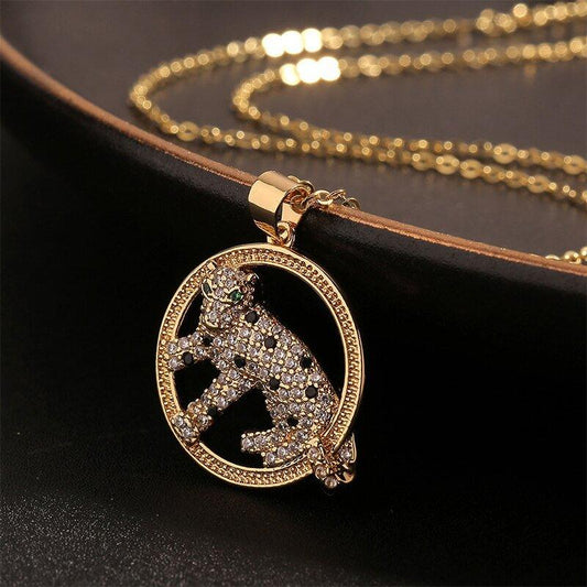 Collier avec pendentif panthère en cristaux dans un anneau plaqué or