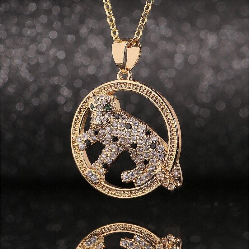 Collier avec pendentif panthère en cristaux dans un anneau plaqué or
