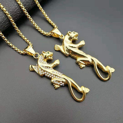 Collier avec pendentif panthère en strass plaqué or