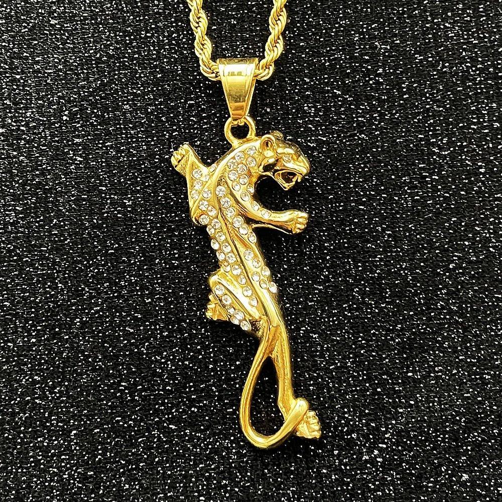 Collier avec pendentif panthère en strass plaqué or