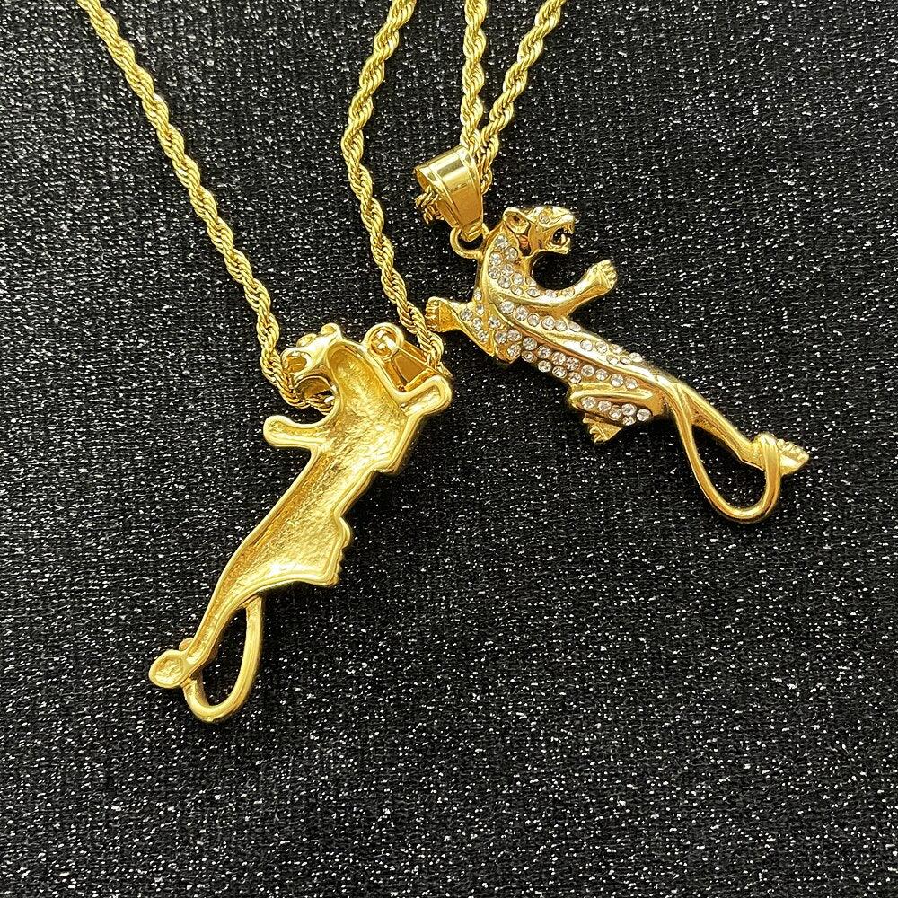 Collier avec pendentif panthère en strass plaqué or