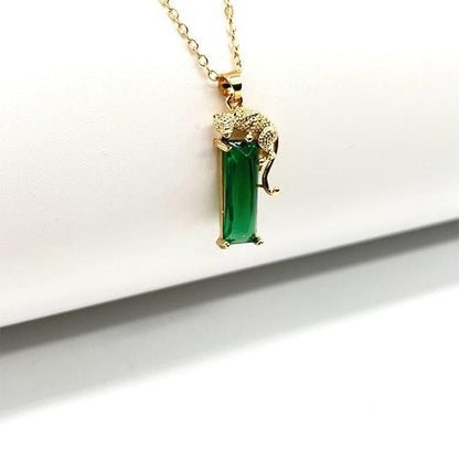 Collier avec pendentif panthère sur une pierre verte rectangulaire