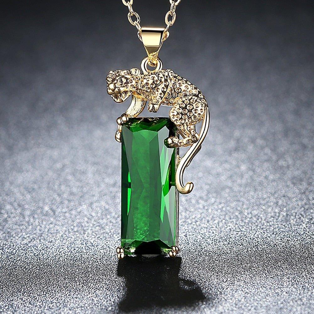 Collier avec pendentif panthère sur une pierre verte rectangulaire