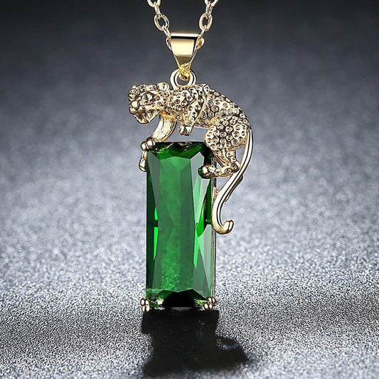 Collier avec pendentif panthère sur une pierre verte rectangulaire