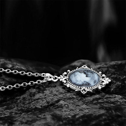 Collier avec pendentif portrait en camée dans un cadre vintage
