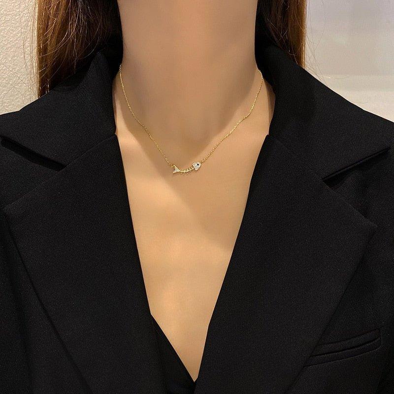 Collier avec pendentif squelette de poisson en strass en plaqué or