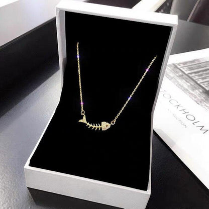 Collier avec pendentif squelette de poisson en strass en plaqué or