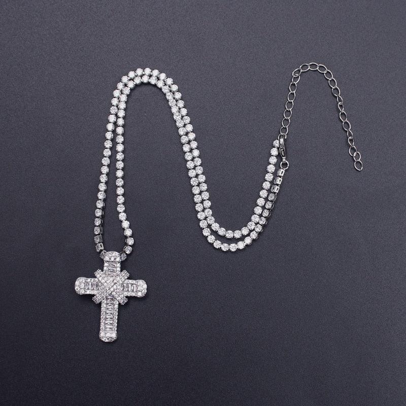Collier chaîne pendentif croix religieuse en diamants ronds plaqué or / argent