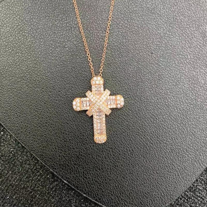 Collier chaîne pendentif croix religieuse en diamants ronds plaqué or / argent