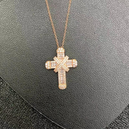 Collier chaîne pendentif croix religieuse en diamants ronds plaqué or / argent