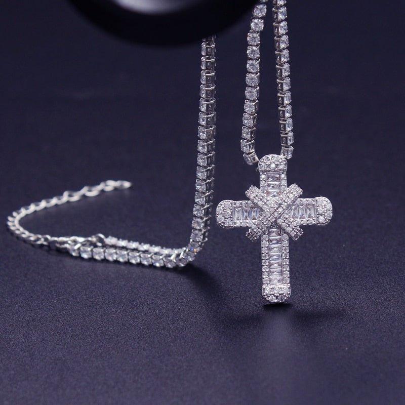 Collier chaîne pendentif croix religieuse en diamants ronds plaqué or / argent