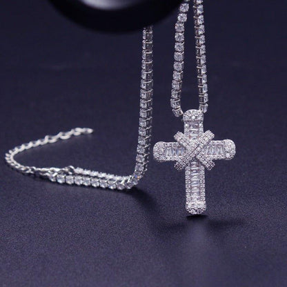 Collier chaîne pendentif croix religieuse en diamants ronds plaqué or / argent