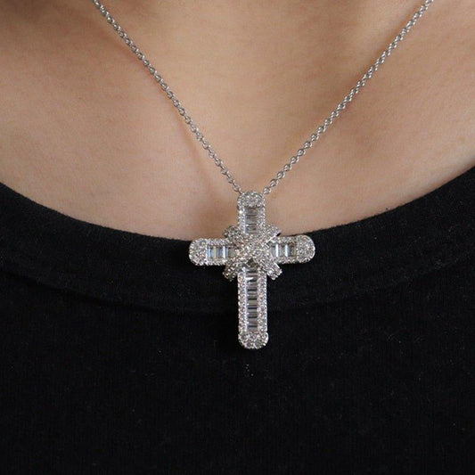 Collier chaîne pendentif croix religieuse en diamants ronds plaqué or / argent